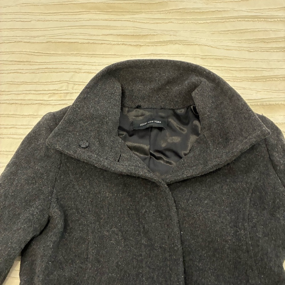 Jones New York Charcoal wool & cashmere Coat. Size small. Gorgeous fabric! - Picture 8 of 16